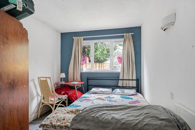 12, Escott Place, Chertsey photo 4