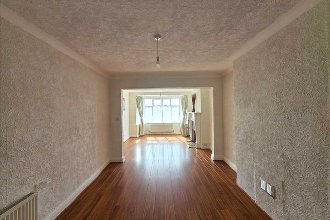 12, Glenwood Grove, Kingsbury photo 4
