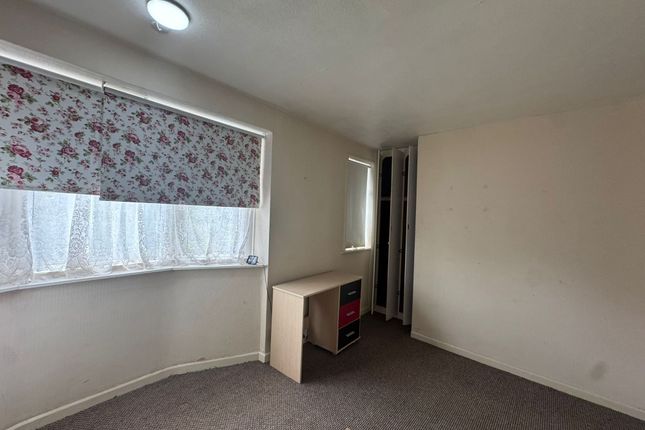 16 The Meads, Edgware photo 3