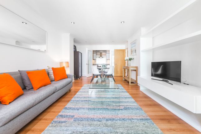 Flat to rent in Drake House, 14 St. George Wharf, London