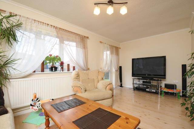 3-bed house on 13 Rochford Gardens, Rochford Gardens, Bicester, £1,550/mo
