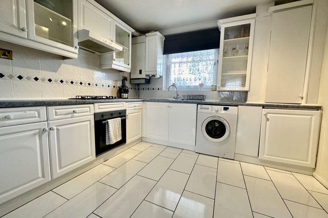 Maisonette to rent in Tanners Hill, Deptford