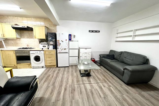 Thumbnail Flat to rent in Bethnal Green Road, London