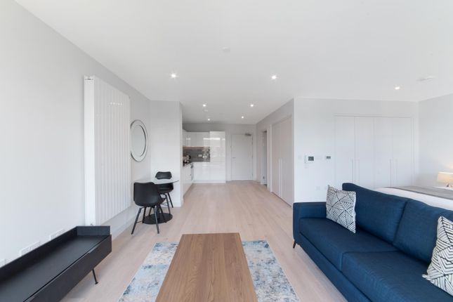 228 John Cabot  40, Royal Crest Avenue, London photo 3