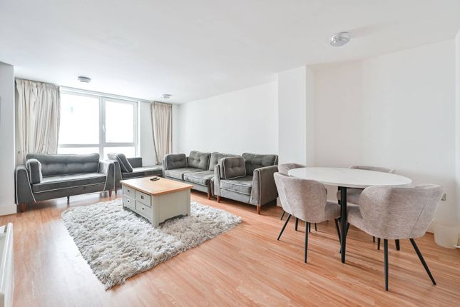 Thumbnail Flat to rent in St George Wharf, Vauxhall, London