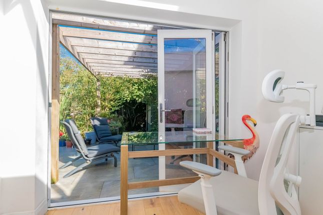 52 Badshot Park, Farnham photo 4
