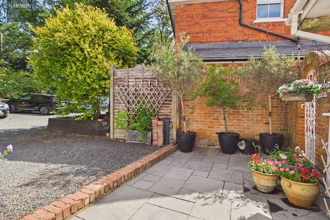 Ruxbury Cottage St Anns Hill Road, Chertsey photo 3