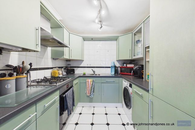 86, Meadow View, Chertsey photo 2