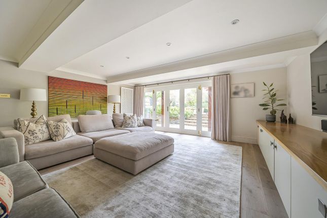 16, Pine Grove, Totteridge photo 2