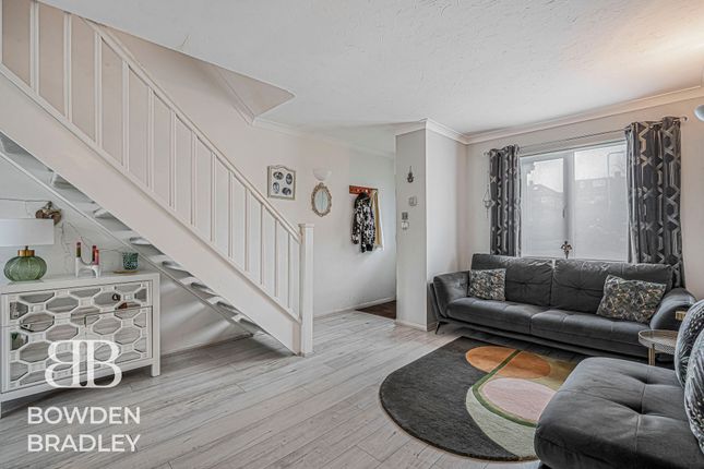 30 Bernards Close, Hainault photo 4