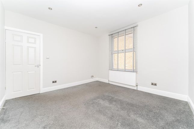 Flat for sale in Half Acre Road, London