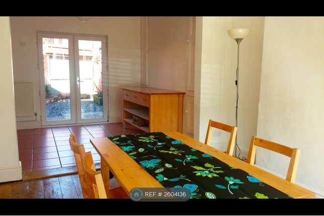 Dinning Room Area Facing The Back Garden Yard.