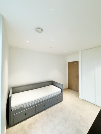 Flat to rent in Skyline Apartments, London