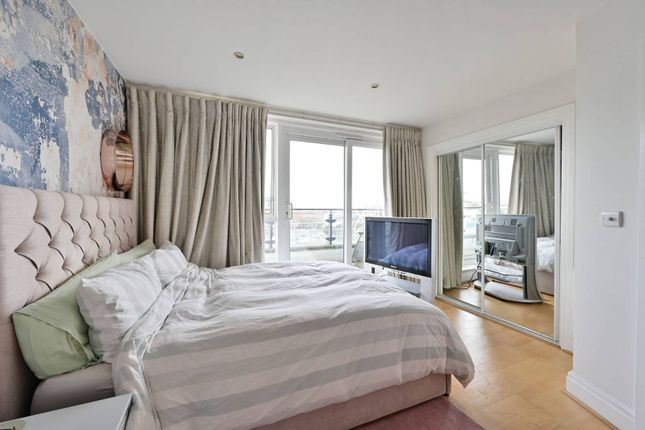 Flat for sale in Smugglers Way, Wandsworth, London