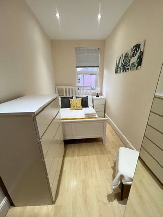 Flat to rent in Melrose Avenue, Willesden Green, London