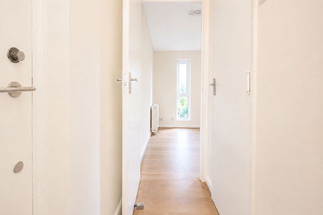22, Turnpike Lane, Sutton photo 3