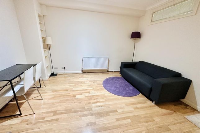 Flat 17, Warren Court, Euston Road, London photo 5