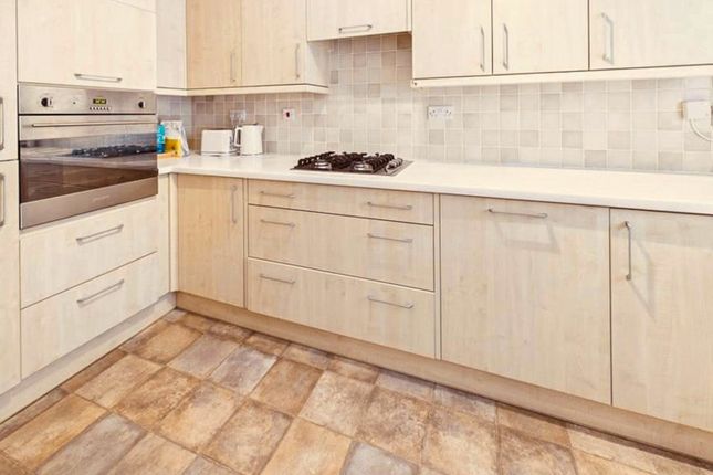 Flat 16 Clayswell Court, Station Approach, Hockley photo 4