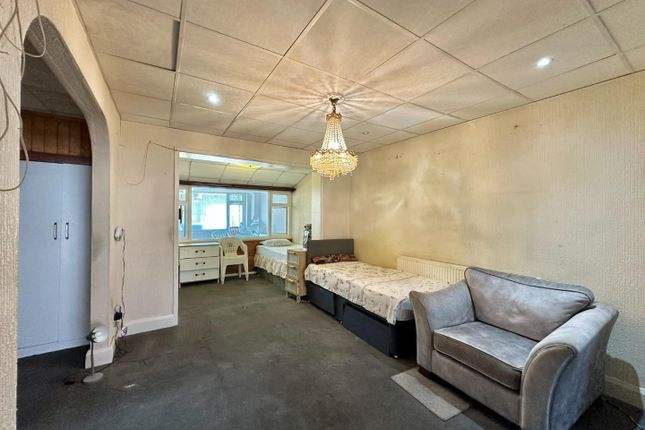 53, Warley Avenue, Hayes photo 4