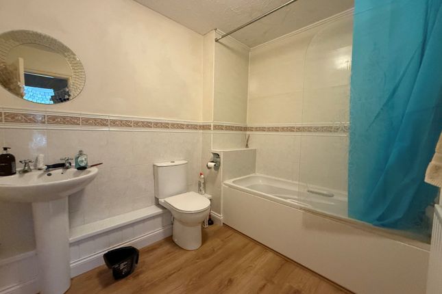 Flat 1, Holmwood Court, 35, Bassett Crescent East, Hampshire photo 3