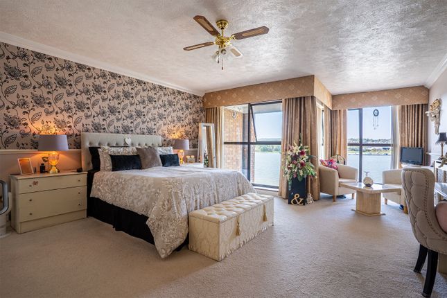 5 Seaford Court, Esplanade, Kent photo 2