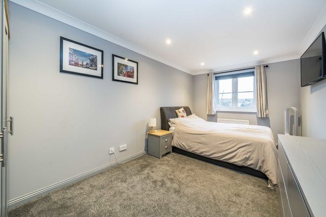 Flat for sale in Arborfield Close, London