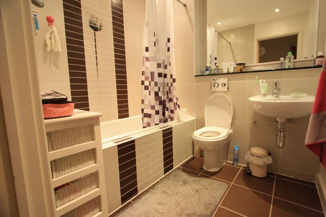 32, Cox Lane, West Ewell photo 4