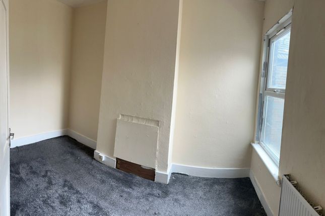 73, Ivy Road, Luton photo 2