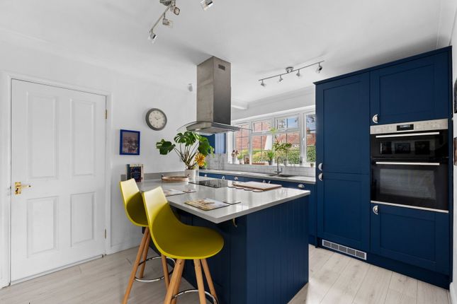 10, Poplar Avenue, Leatherhead photo 3