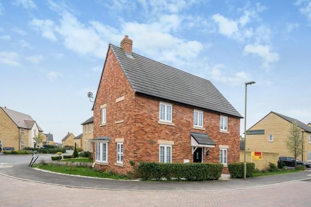 Detached house to rent in Elmhurst Way, Carterton