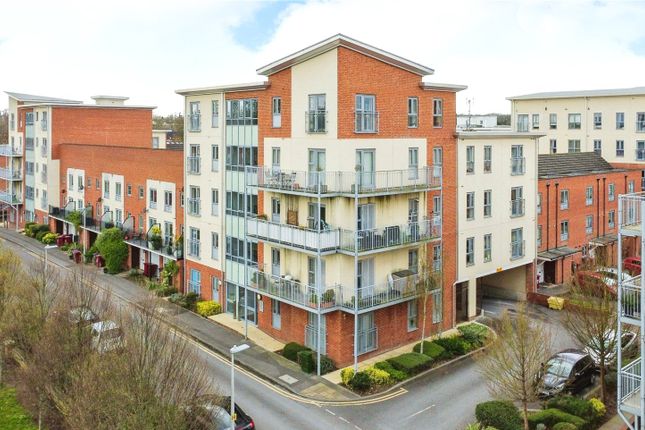 Flat for sale in Battle Square, Reading, Berkshire