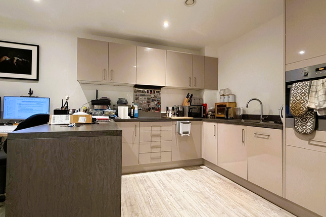 3 Arthur Court, Greenford photo 4
