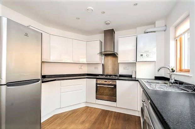 Flat to rent in Green Lanes, Palmers Green, London