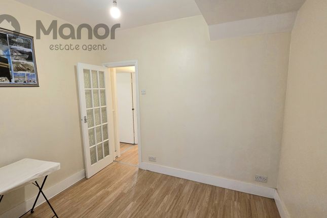 Flat 2, 302 Balfour Road, Ilford photo 4