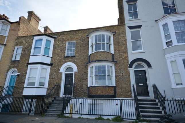 Flat to rent in Grosvenor Place, Margate