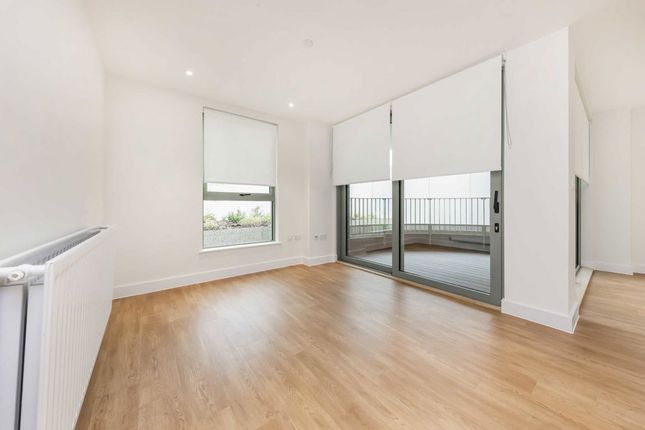 Flat 33 Easton Court, 4, Green Street, London photo 2