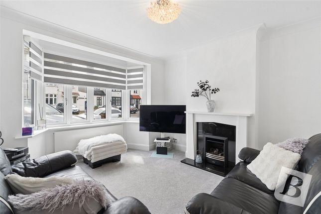19, Grey Towers Avenue, Hornchurch photo 4