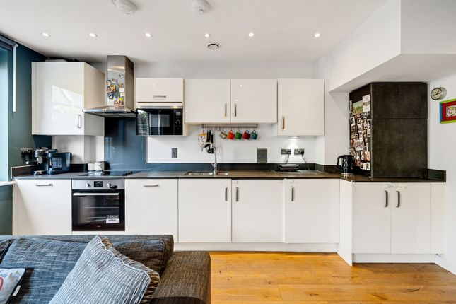 Flat 11, 49 Commerell Street, London photo 4