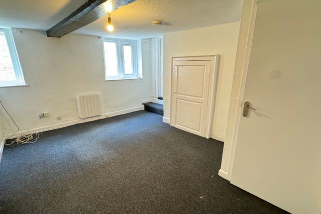 Flat 4, 15-17, High Street, Warminster photo 4