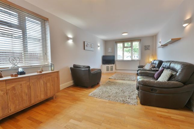 16, Hill Rise, Slough photo 4