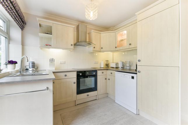 5, Oatlands Road, Tadworth photo 3