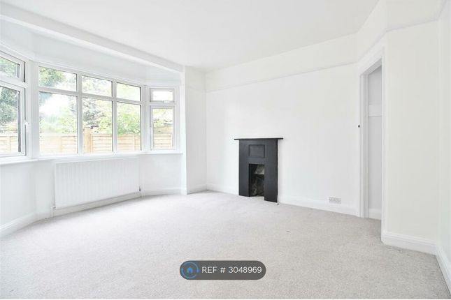 Flat, Kelvin Court Woodlands Grove, Isleworth photo 3