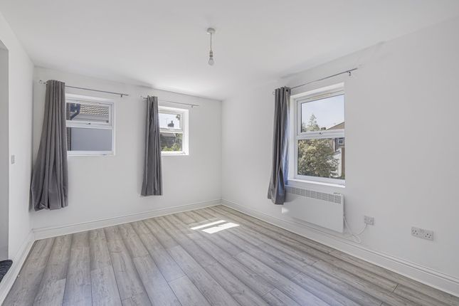 Flat 2, 40, Redcliffe Gardens, Ilford photo 4