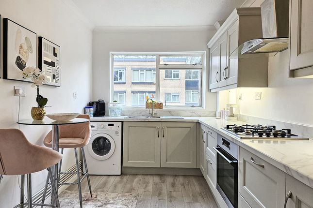 3 Long Oaks Court, Swansea photo 3