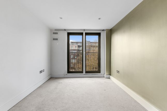 Flat to rent in Streatham Place, London