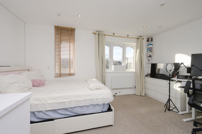 11, Wilfred Owen Close, London photo 4