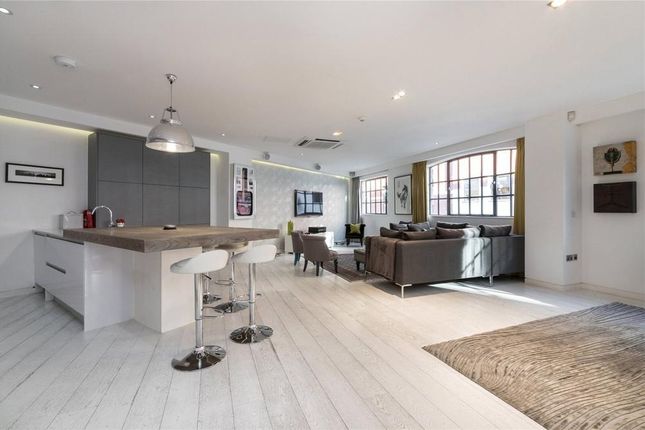 Flat Flat B, 15, Kean Street, London photo 2