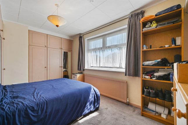 44, Saxon Drive, London photo 4