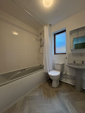 Swaythling Close Edmonton, London photo 4