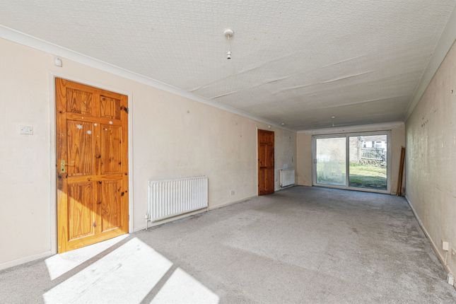 4, Delves Wood Road, Huddersfield photo 4
